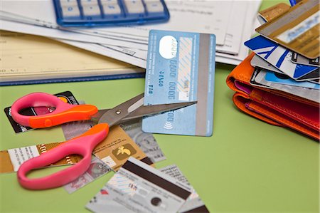 Scissors cutting up credit cards Foto de stock - Sin royalties Premium, Código: 673-06025560