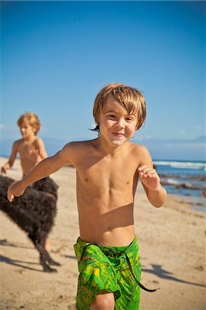 Children running on beach with dog Foto de stock - Sin royalties Premium, Código: 673-06025581