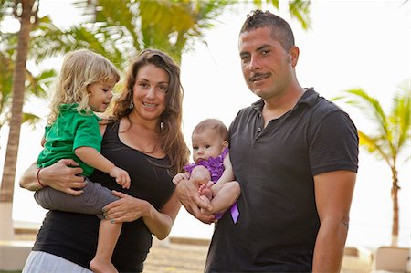 simsearch:673-06025451,k - Man and woman holding baby and young child outdoors Foto de stock - Sin royalties Premium, Código: 673-06025608