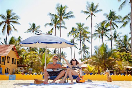 palm trees blue sky - Happy man and woman in beach chairs with guitars and dogs Foto de stock - Sin royalties Premium, Código: 673-06025652