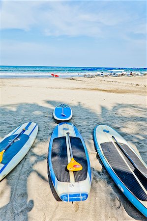 simsearch:700-00555130,k - Row of paddle boards on beach Fotografie stock - Premium Royalty-Free, Codice: 673-06964492