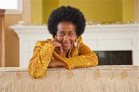 Portrait of elegant woman in gold jacket Photographie de stock - Premium Libres de Droits, Code: 673-06964545