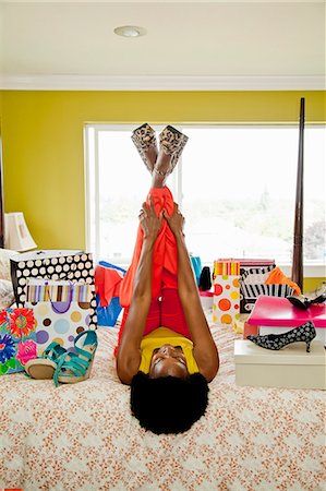 scatola di scarpe - Woman on bed with shopping bags and shoes Fotografie stock - Premium Royalty-Free, Codice: 673-06964559