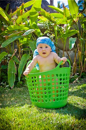 Baby boy in laundry basket outdoors Foto de stock - Sin royalties Premium, Código: 673-06964585