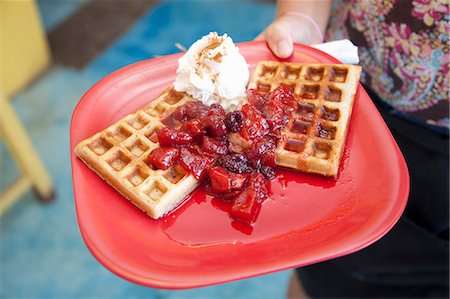 dish (shallow concave container) - Woman holding plate of waffles Foto de stock - Sin royalties Premium, Código: 673-06964605