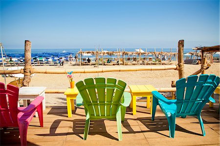 simsearch:400-03923118,k - Colorful seaside table and chairs Fotografie stock - Premium Royalty-Free, Codice: 673-06964616