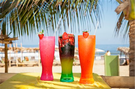 parasol de plage - Row of colorful drinks on seaside table Photographie de stock - Premium Libres de Droits, Code: 673-06964612