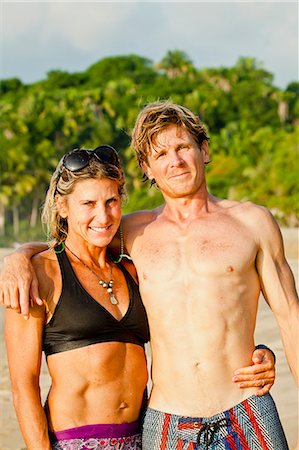 simsearch:673-06964478,k - Happy couple on beach in swimsuits Stockbilder - Premium RF Lizenzfrei, Bildnummer: 673-06964637