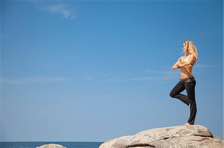 sans manche - Young woman in yoga pose on rock by ocean Photographie de stock - Premium Libres de Droits, Code: 673-06964664