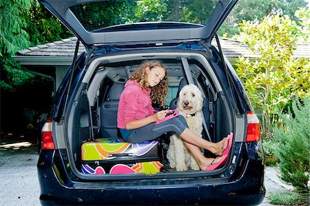 Teen girl with shopping bags and dog in car Foto de stock - Sin royalties Premium, Código: 673-06964690