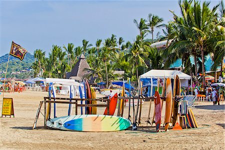 poteau porte-drapeau - Racks of surfboards on beach at sayulita Photographie de stock - Premium Libres de Droits, Code: 673-06964710