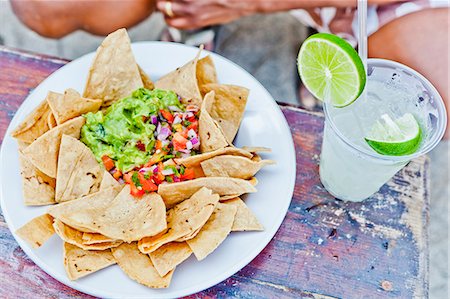 simsearch:695-05779772,k - Plate of nachos and margarita on table Stock Photo - Premium Royalty-Free, Code: 673-06964711