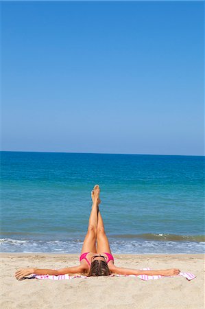 Woman on beach enjoying sun Foto de stock - Sin royalties Premium, Código: 673-06964724