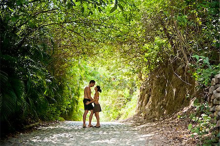 simsearch:673-06964478,k - Couple walking down tree arched path Stockbilder - Premium RF Lizenzfrei, Bildnummer: 673-06964741