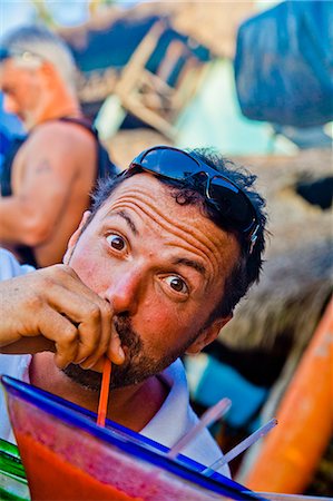 Man drinking oversized cocktail Photographie de stock - Premium Libres de Droits, Code: 673-06964768