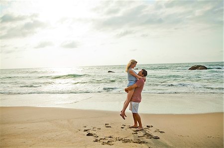 simsearch:400-06751687,k - Romantic young couple on beach Stock Photo - Premium Royalty-Free, Code: 673-06964774