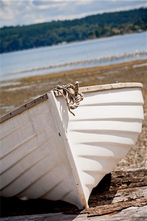 Wooden rowboat on beach Photographie de stock - Premium Libres de Droits, Code: 673-06964831