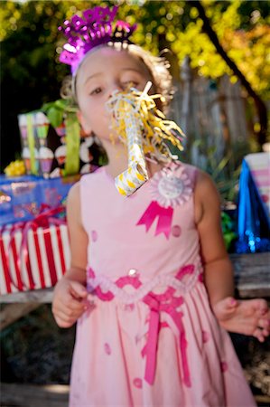 partybedarf - Young girl in birthday party outfit Stockbilder - Premium RF Lizenzfrei, Bildnummer: 673-06964858