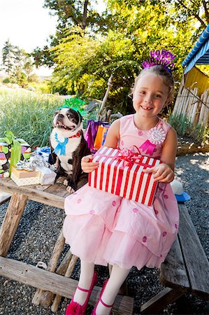 Young girl and dog at outdoor birthday paty Photographie de stock - Premium Libres de Droits, Code: 673-06964867