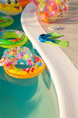 Swimming pool full of inflatable toys Foto de stock - Sin royalties Premium, Código: 673-08139189