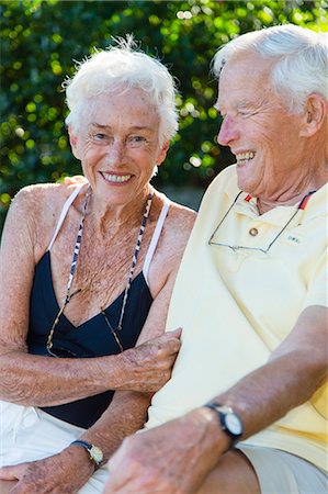 Portrait of a senior couple sitting outdoors Stockbilder - Premium RF Lizenzfrei, Bildnummer: 673-08139236
