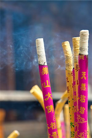 Temple incense burning at the monastery in Leshan, Chengdu Foto de stock - Sin royalties Premium, Código: 673-08139249