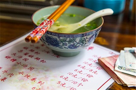 Soup bowl and chopsticks at a Chinese restaurant Foto de stock - Royalty Free Premium, Número: 673-08139255