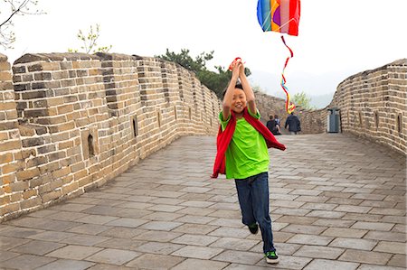 Boy running with a kite on the Great Wall of China, at Mutianyu, Huairou, China Photographie de stock - Premium Libres de Droits, Code: 673-08139289