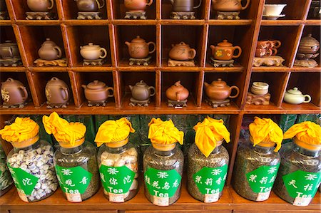 estante - Teapots and jars of loose tea leaves in a tea shop Foto de stock - Sin royalties Premium, Código: 673-08139281