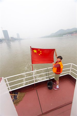 simsearch:695-05777089,k - Boy on a tour boat holding a Chinese flag, Leshan, Sichuan province, China Photographie de stock - Premium Libres de Droits, Code: 673-08139292