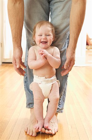 dad baby nappy - Smiling baby standing on father's feet. Foto de stock - Sin royalties Premium, Código: 673-02137632