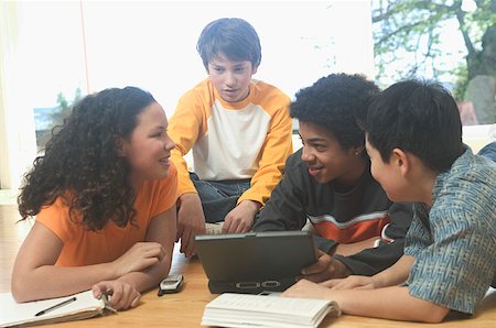 Quatre enfants adolescents travaillant sur un ordinateur portable et l'école des livres. Photographie de stock - Premium Libres de Droits, Code: 673-02137778