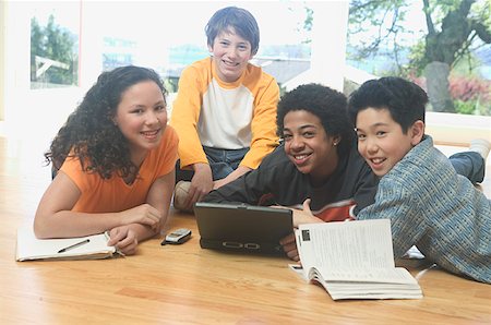 Quatre enfants adolescents travaillant sur un ordinateur portable et l'école des livres. Photographie de stock - Premium Libres de Droits, Code: 673-02137779