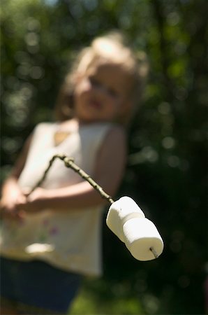 roughing it - Jeune fille sur le point de griller des guimauves. Photographie de stock - Premium Libres de Droits, Code: 673-02137852