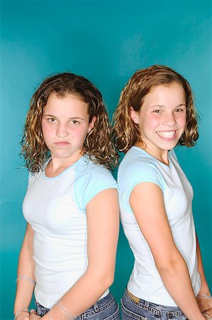 duet - Sisters standing back to back. Foto de stock - Sin royalties Premium, Código: 673-02137853