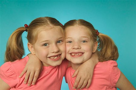 simsearch:673-02137877,k - Portrait of twin girls, cheek to cheek. Foto de stock - Royalty Free Premium, Número: 673-02137894