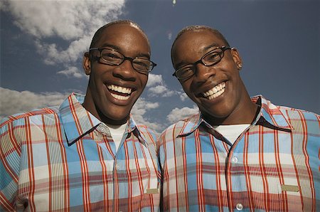 Portrait of twin teenage boys wearing glasses. Foto de stock - Sin royalties Premium, Código: 673-02137890