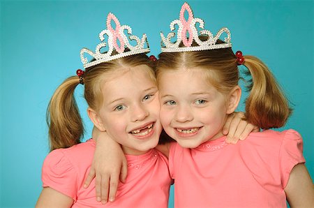 simsearch:673-02137877,k - Portrait of young, twin girls with tiaras. Foto de stock - Royalty Free Premium, Número: 673-02137892