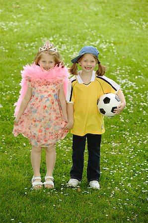 simsearch:673-02137877,k - Twin girls dressed in contrasting styles. Foto de stock - Royalty Free Premium, Número: 673-02137900