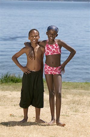 dúo - Young boy and girl standing near a lake. Foto de stock - Sin royalties Premium, Código: 673-02137917