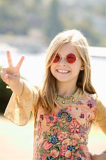 Young girl in sunglasses making a peace sign. Foto de stock - Sin royalties Premium, Código de la imagen: 673-02137942