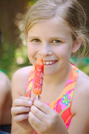 simsearch:673-02138312,k - Une jeune fille tenant un popsicle. Photographie de stock - Premium Libres de Droits, Code: 673-02138125