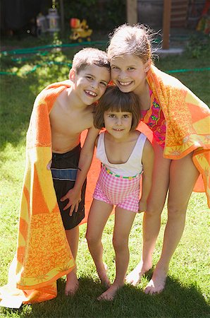 Trois enfants, enveloppées dans une serviette. Photographie de stock - Premium Libres de Droits, Code: 673-02138127