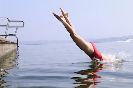 Une femme plongée dans un lac. Photographie de stock - Premium Libres de Droits, Code: 673-02138122