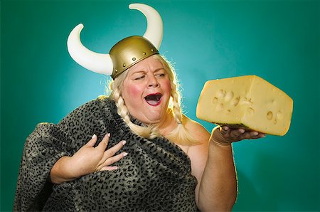 Viking woman holding a huge brick of cheese. Foto de stock - Sin royalties Premium, Código: 673-02138156