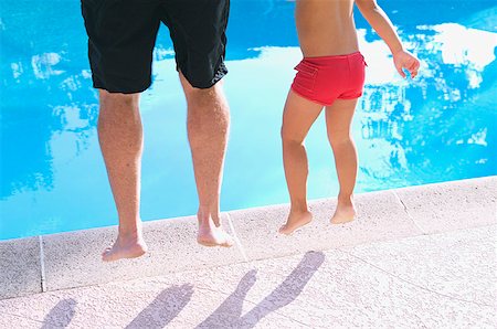 Un père et son enfant sautant dans une piscine. Photographie de stock - Premium Libres de Droits, Code: 673-02138237