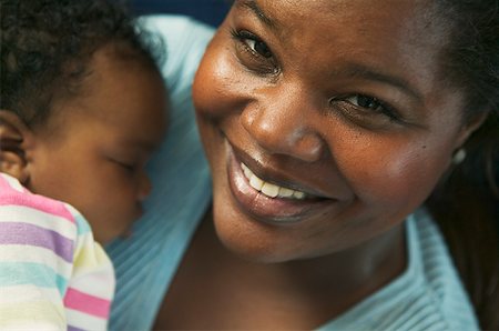 Close-up of a mother holding her baby girl close. Foto de stock - Sin royalties Premium, Código: 673-02138339