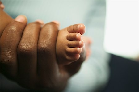 A mother holding her baby daughter's foot. Foto de stock - Sin royalties Premium, Código: 673-02138345