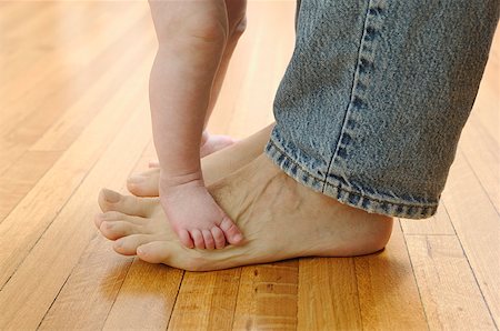 dancing with daughter - Father's and baby's bare feet. Foto de stock - Sin royalties Premium, Código: 673-02138353