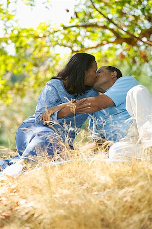 A couple kissing in the park. Foto de stock - Sin royalties Premium, Código: 673-02138430